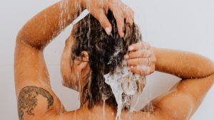 Livre de detergentes pesados, shampoos sem sulfato não removem a proteção natural dos fios, os deixando mais saudáveis e brilhosos!