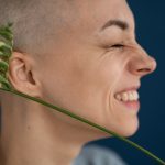 Tricologista explica porque queda de cabelo ocorre durante tratamento contra câncer, além de indicar métodos de prevenção e cuidados