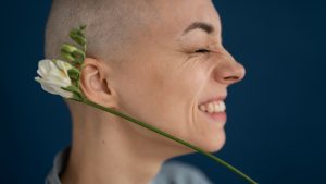 Tricologista explica porque queda de cabelo ocorre durante tratamento contra câncer, além de indicar métodos de prevenção e cuidados