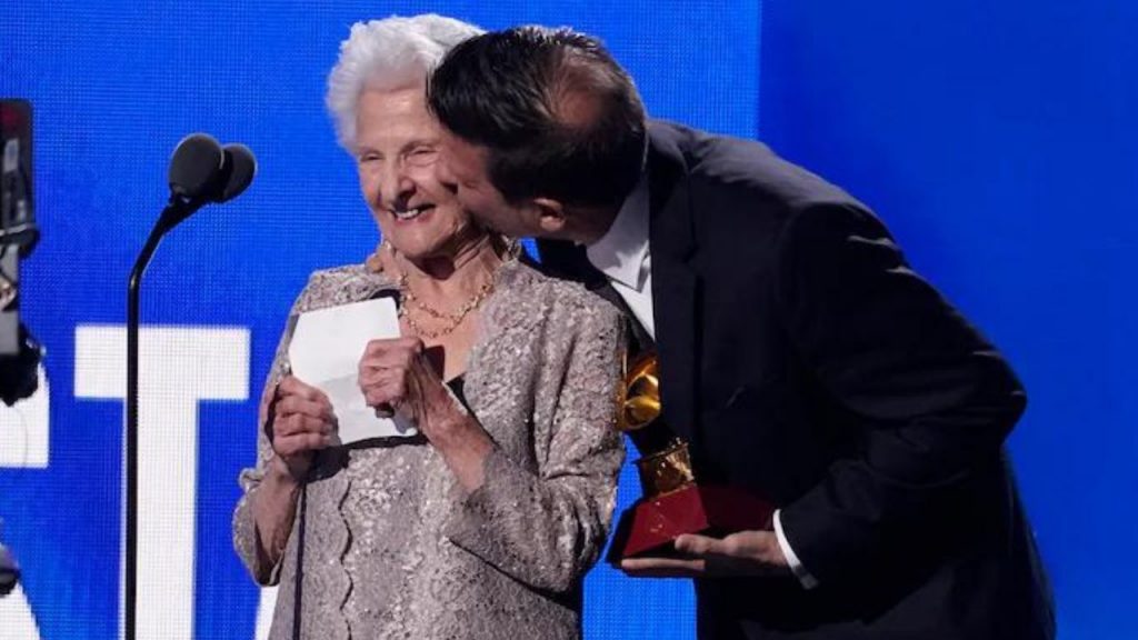 Aos 95 anos, idosa ganha o troféu de artista revelação no Grammy Latino