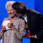 Aos 95 anos, idosa ganha o troféu de artista revelação no Grammy Latino