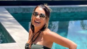 Solange Frazão ostenta curvas na piscina de sua mansão aos 59 anos