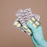 Anvisa aprova comercialização em farmácias de remédio da Pfizer contra a covid-19