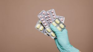 Anvisa aprova comercialização em farmácias de remédio da Pfizer contra a covid-19