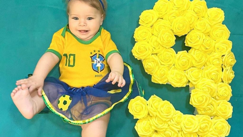 Primeira Copa do Mundo! Com comemoração temática, Chiara, filha de Edson Celulari, completa 9 meses