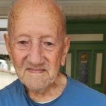 Aos 102 anos, idoso realiza o sonho de publicar livro escrito à mão há 30 anos
