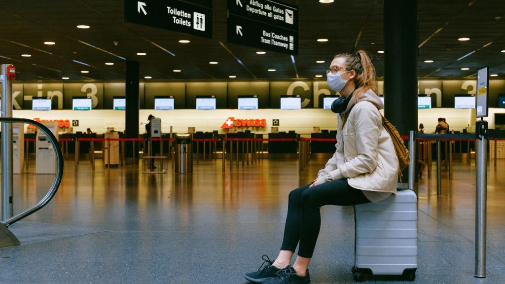 Uso de máscaras volta a ser obrigatório em aeroportos e aviões no Brasil