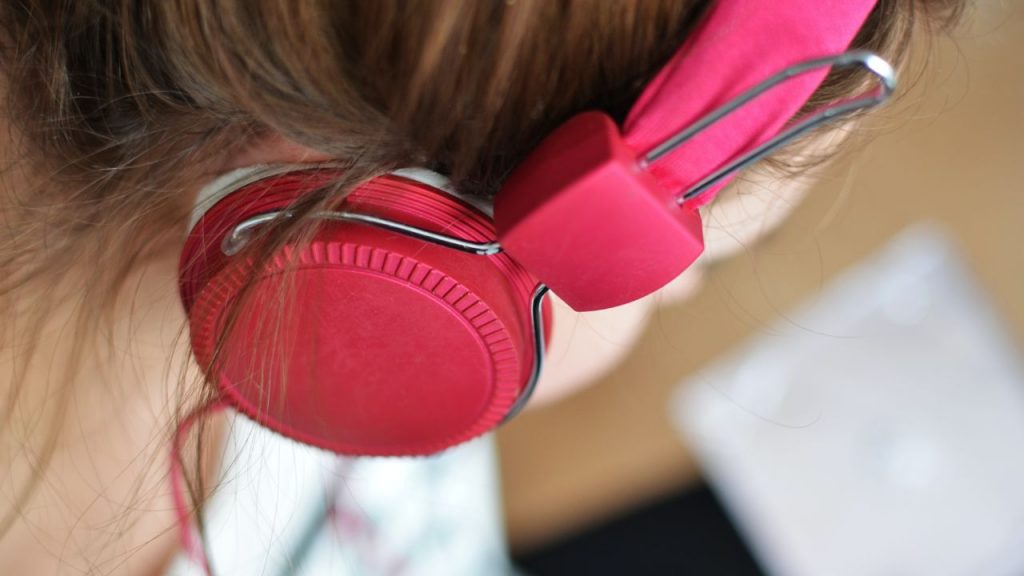 Estudo mostra que 1 bilhão de jovens podem perder a audição