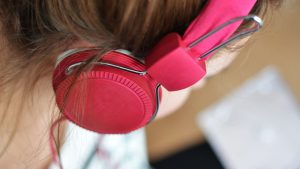 Estudo mostra que 1 bilhão de jovens podem perder a audição