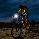 Gerencie a energia das baterias das suas lanternas para pedalar à noite - Foto: Shutterstock