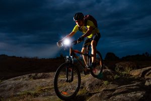Gerencie a energia das baterias das suas lanternas para pedalar à noite - Foto: Shutterstock