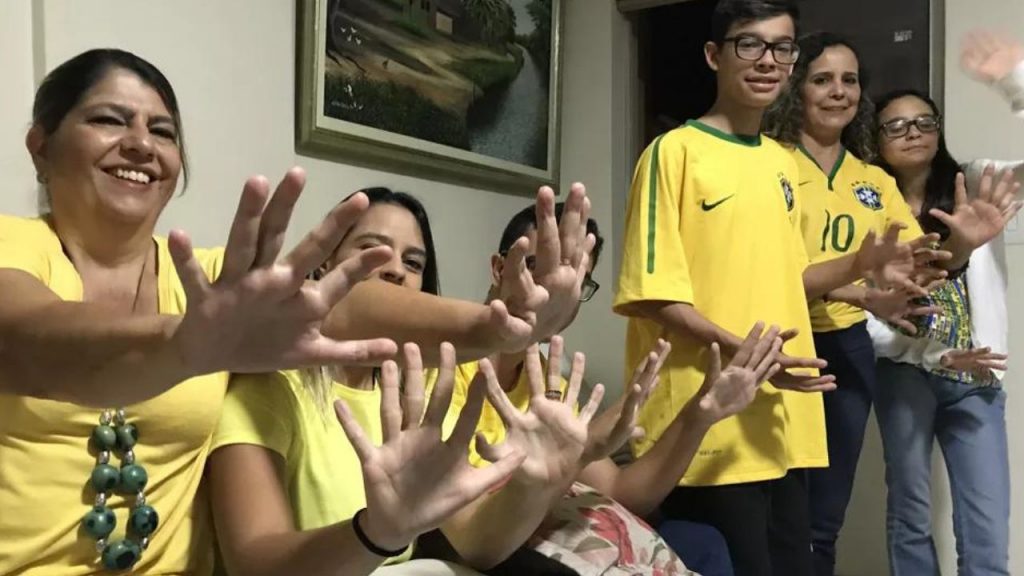 Copa do Mundo: família que tem 15 pessoas com seis dedos nas mãos está otimista pelo hexa do Brasil