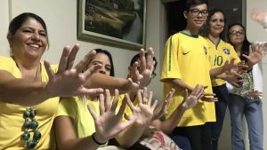 Copa do Mundo: família que tem 15 pessoas com seis dedos nas mãos está otimista pelo hexa do Brasil