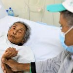 Após mais de 1 ano em coma, idosa acorda e apresenta melhoras significativas