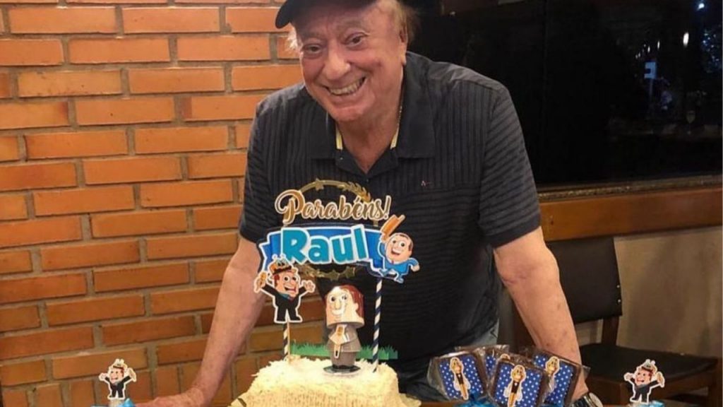 Com decoração inesperada, Raul Gil comemora a chegada dos 85 anos