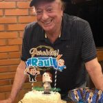 Com decoração inesperada, Raul Gil comemora a chegada dos 85 anos