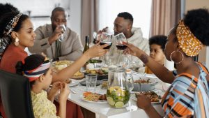 Ter mais refeições em família pode ajudar a diminuir o estresse, diz pesquisa americana