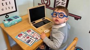 Menino aprendeu a ler sozinho aos 2 anos, aos 4, foi aceito na organização Mensa para superdotados
