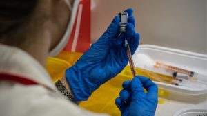 Brasil vai começar a aplicar vacina bivalente contra a Covid-19 em fevereiro