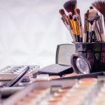 Automaquiagem: especialista lista 7 erros comuns na hora de se maquiar