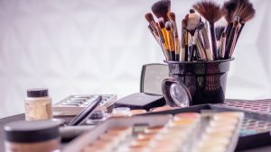Automaquiagem: especialista lista 7 erros comuns na hora de se maquiar