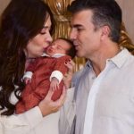 Em família: Claudia Raia deixa a maternidade com o filho e o marido