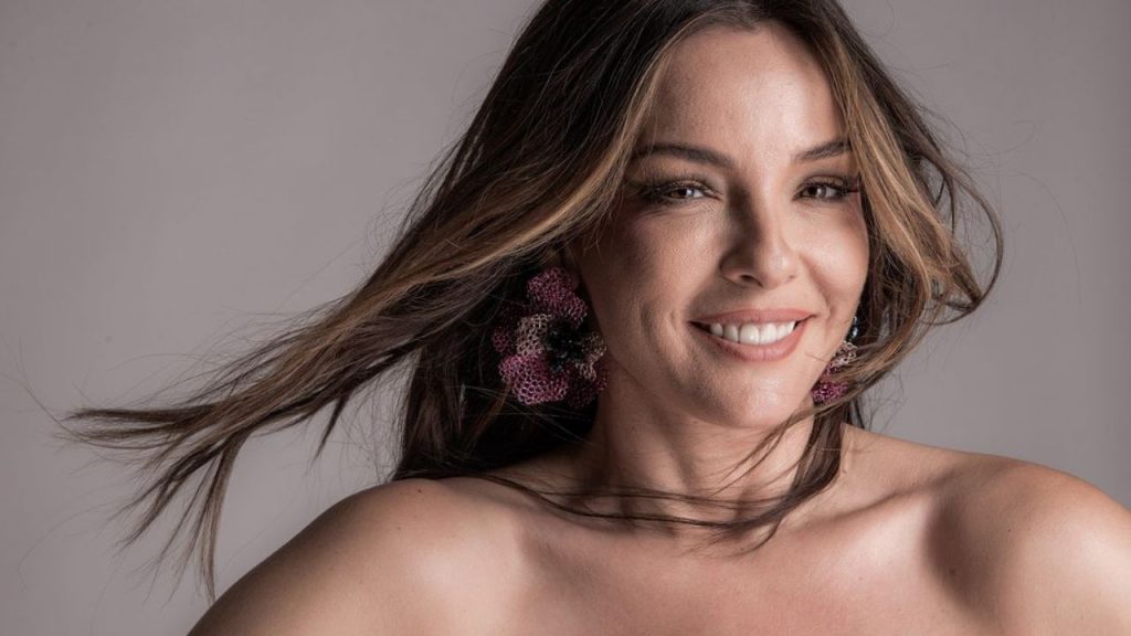 Aos 44 anos, Regiane Alves fala sobre autoestima: "Tem que vir de mim e não do outro"