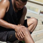 Sobrepeso causa trauma repetitivo no joelho, desgasta articulações e acelera degeneração