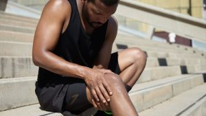 Sobrepeso causa trauma repetitivo no joelho, desgasta articulações e acelera degeneração