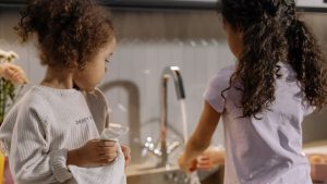 Como ensinar tarefas domésticas às crianças?