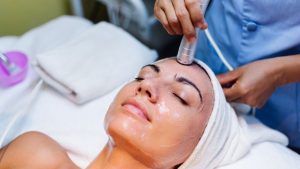 Além dos cosméticos: descubra 3 novos métodos para reforçar e manter a hidratação da pele