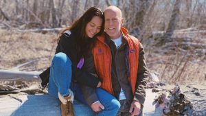 Esposa de Bruce Willis fala que amigos se distanciaram após o diagnóstico de demência