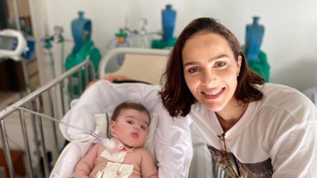 Filha de Leticia e Juliano Cazarré é internada para troca de cânula