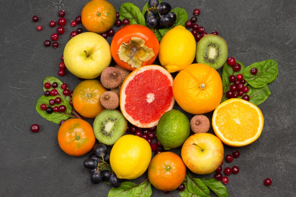 Qual a importância de incluir frutas nas refeições diárias?