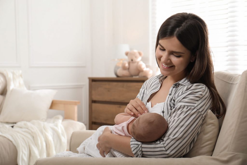 Especialista explica que o leite materno é suficiente para suprir as necessidades do bebê 