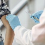 Vacina contra varíola dos macacos começa a ser aplicada nessa segunda-feira no Brasil