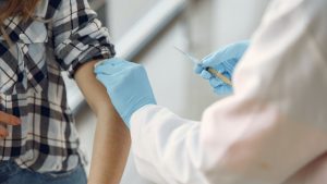 Vacina contra varíola dos macacos começa a ser aplicada nessa segunda-feira no Brasil