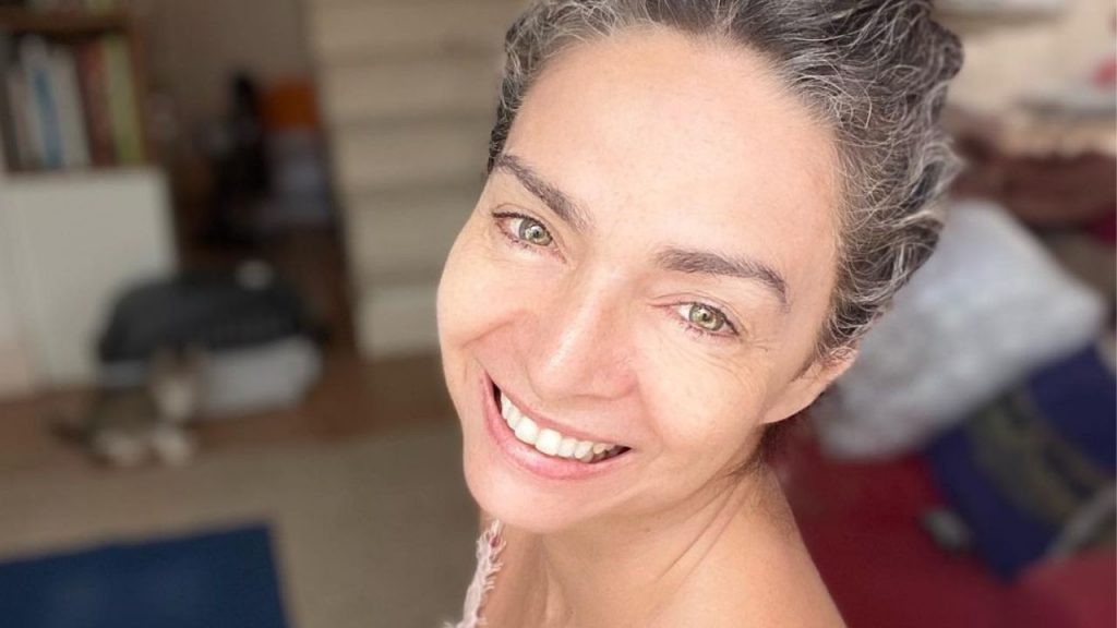 Aos 60 anos, Claudia Ohana fala sobre a idade: "Eu aceito bem"