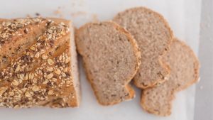 Pão sem glúten: personalize a receita com ingredientes que te agradam mais!
