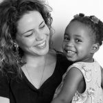 Ao lado da filha, Leandra Leal reflete sobre a importância da adoção