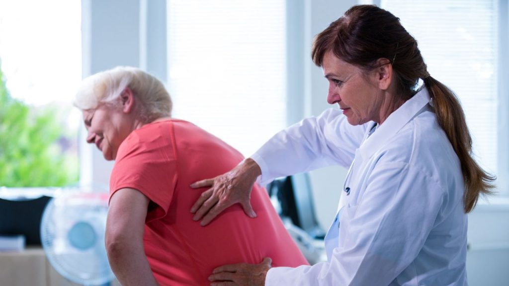 Médica explica o que é sarcopenia e como a musculação pode ajudar a prevenir o problema