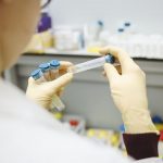 Em estágio inicial, pesquisa brasileira desenvolve vacina para dependentes químicos
