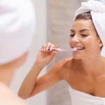 Água oxigenada deve fazer parte da rotina de higiene bucal? Dentista explica