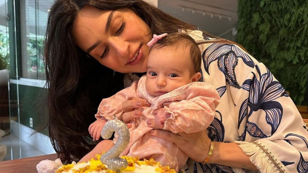 Thaila Ayala comemora os 2 meses da filha, Tereza