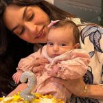 Thaila Ayala comemora os 2 meses da filha, Tereza