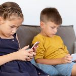 Crianças correm riscos com aumento do uso de celulares; especialista explica