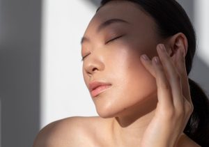 O glow da pele começa na saúde da barreira cutânea, revela dermatologista