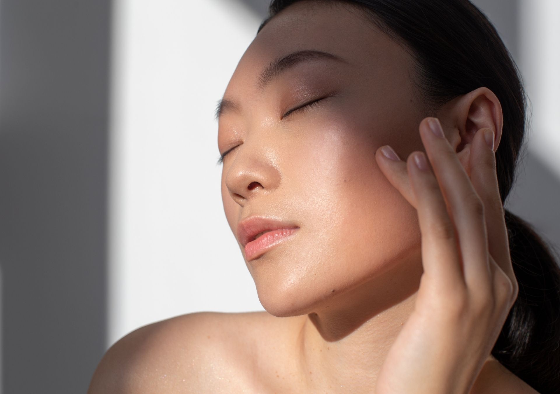 O glow da pele começa na saúde da barreira cutânea, revela dermatologista